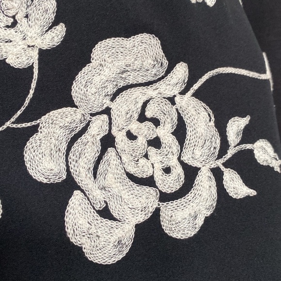 Eci black pencil skirt, cream flowers embroidered - Picture 4 of 16